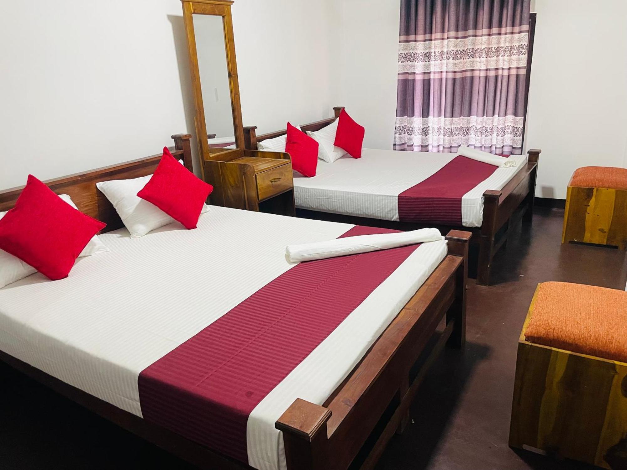 Lake Classical Guest House Kandy Bagian luar foto