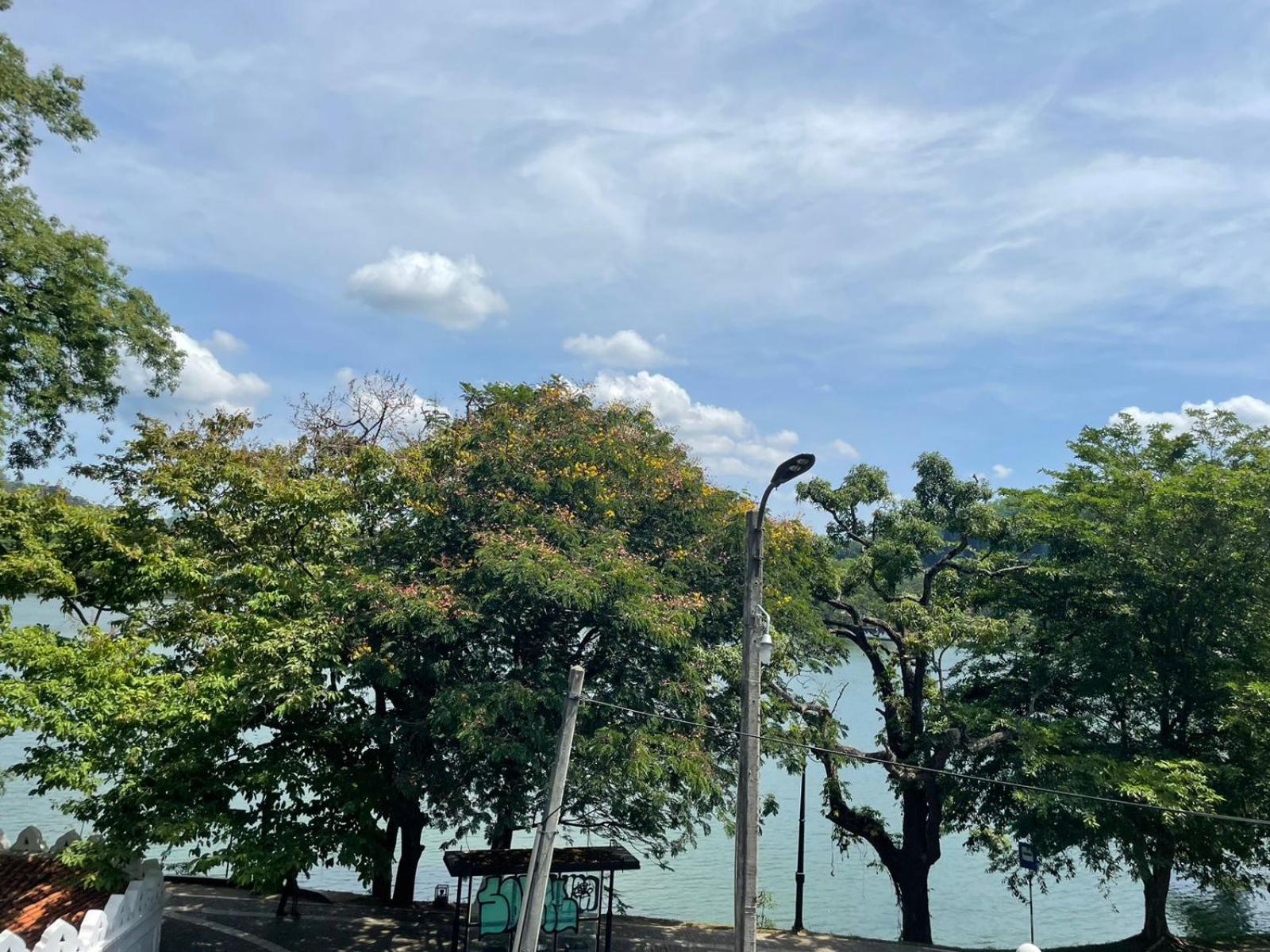 Lake Classical Guest House Kandy Bagian luar foto