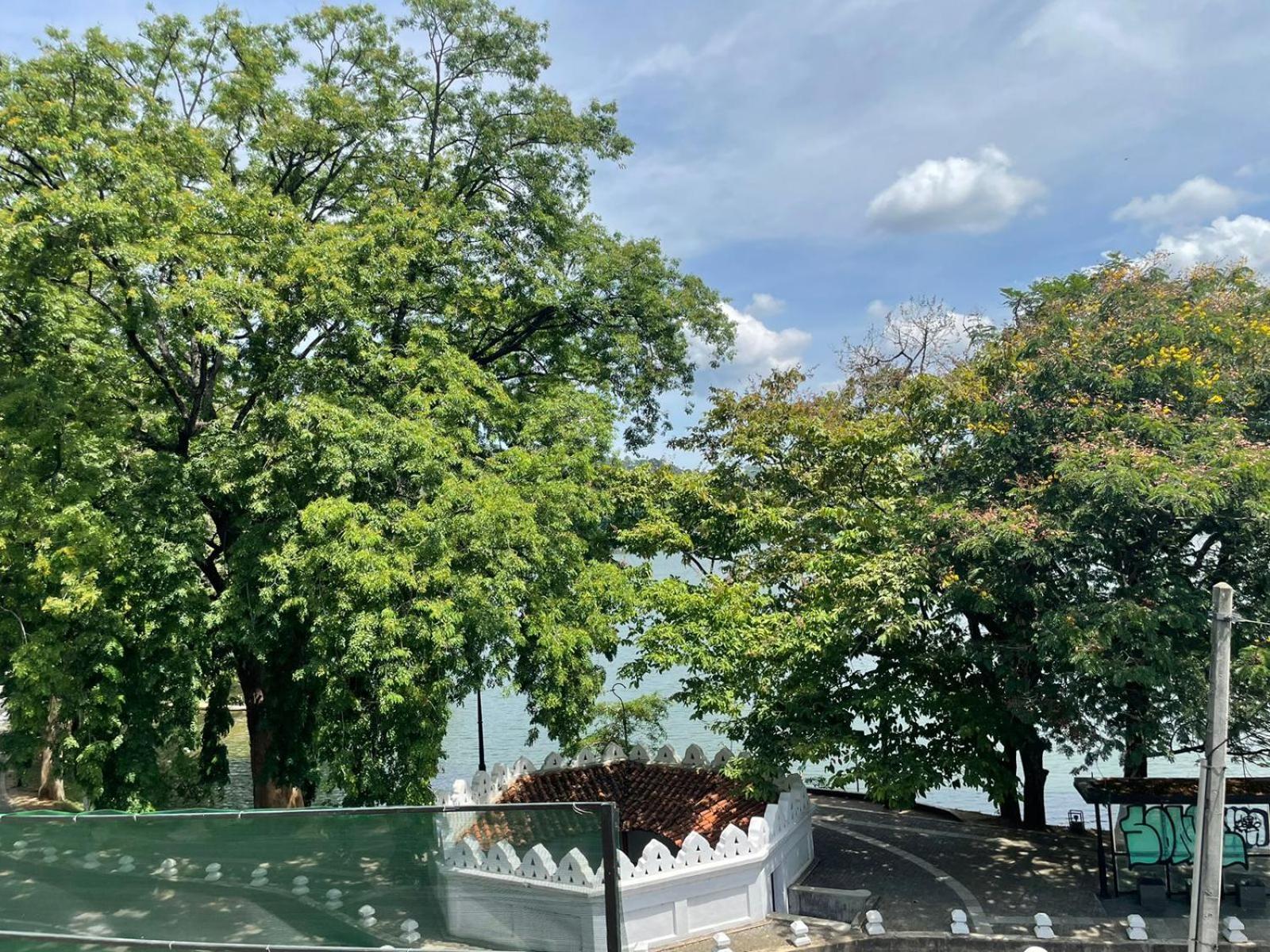 Lake Classical Guest House Kandy Bagian luar foto