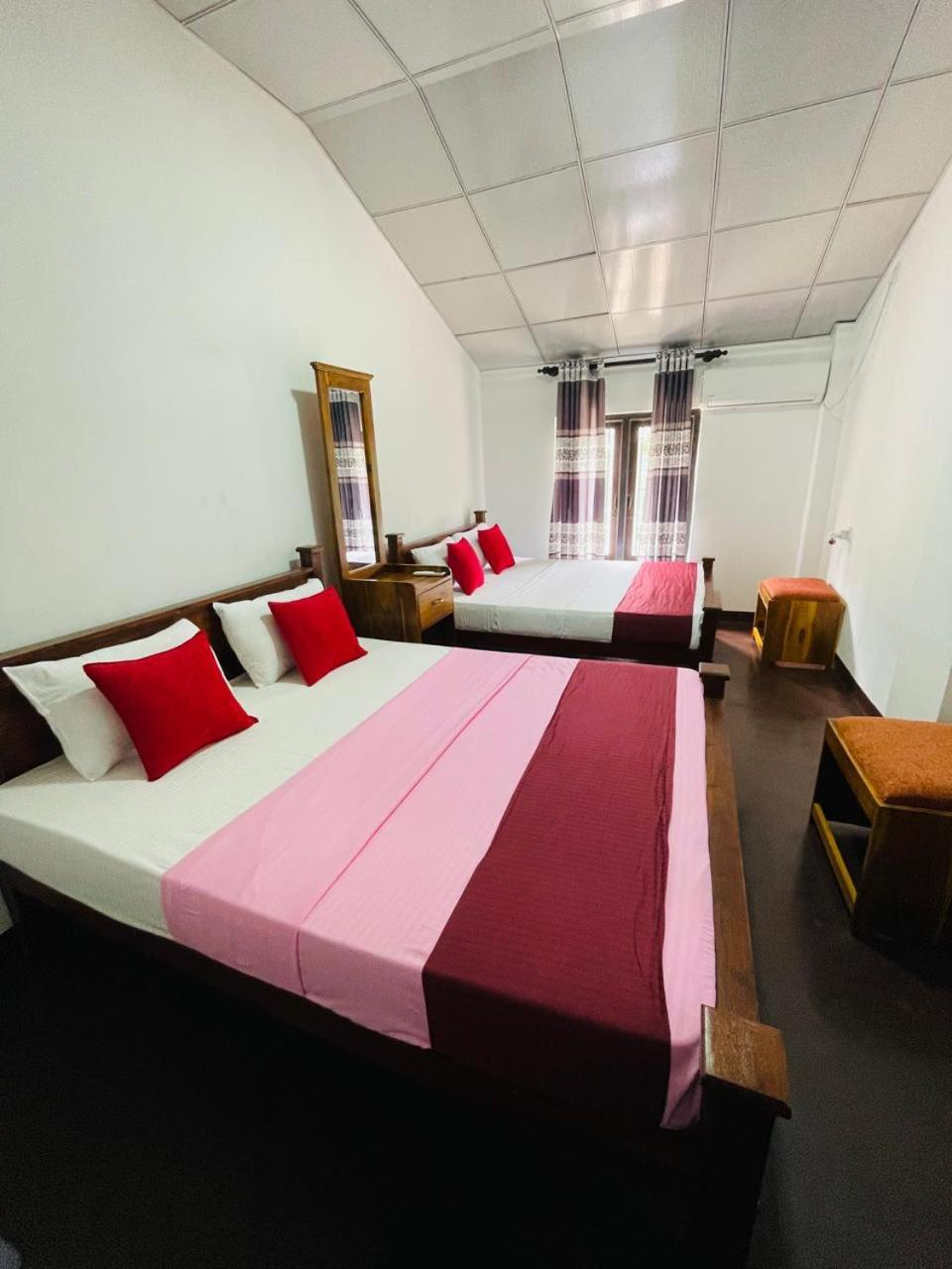 Lake Classical Guest House Kandy Bagian luar foto