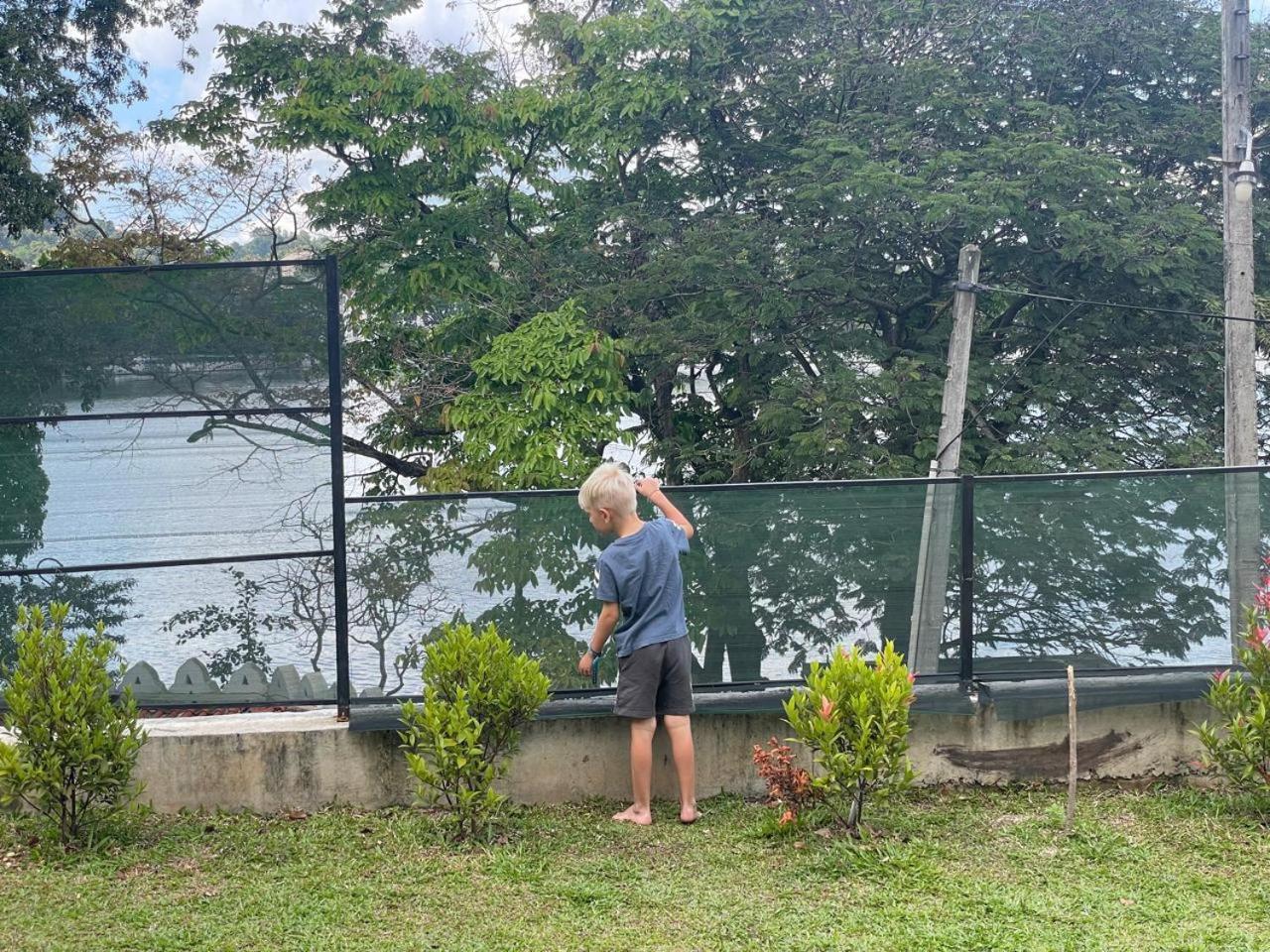Lake Classical Guest House Kandy Bagian luar foto
