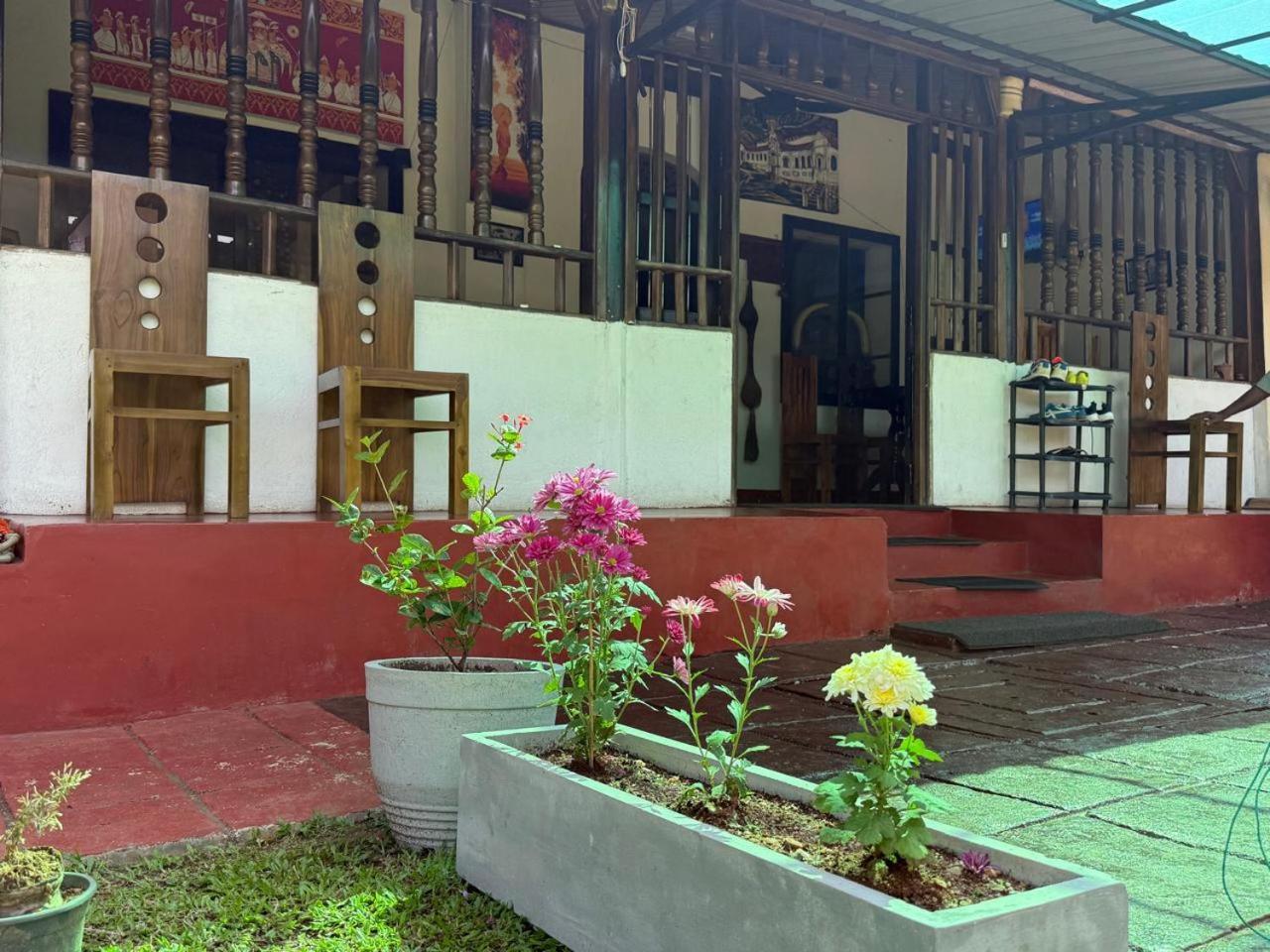 Lake Classical Guest House Kandy Bagian luar foto